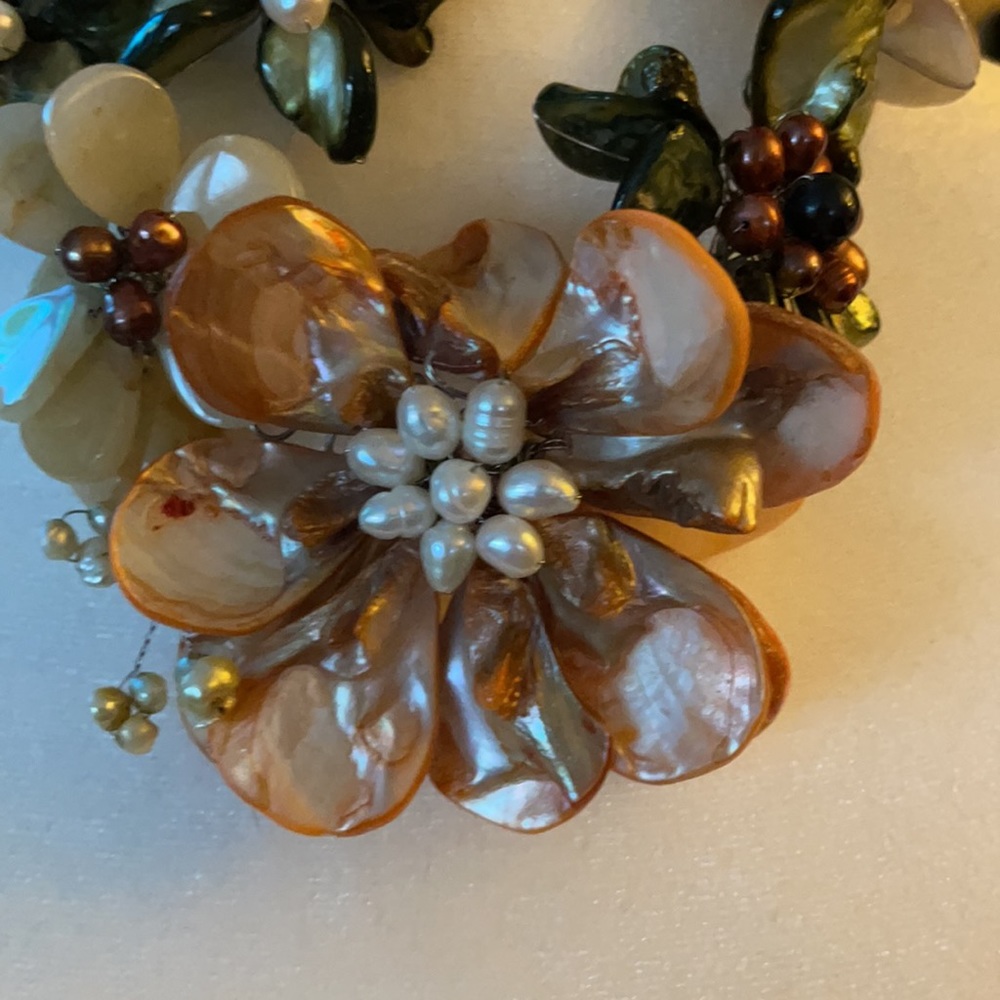 Beautiful Floral Abalone shell necklace - Picture 2 of 6